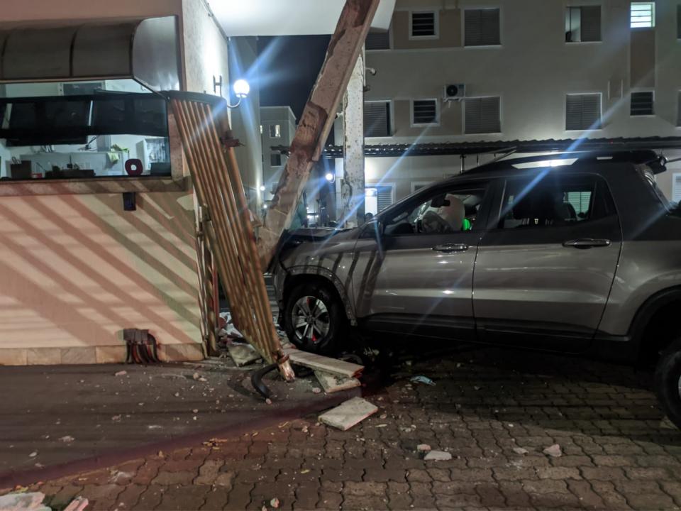 Foto 2 de 4 — Motorista de Fiat Toro atinge guarita de condomínio na Maurício Galli